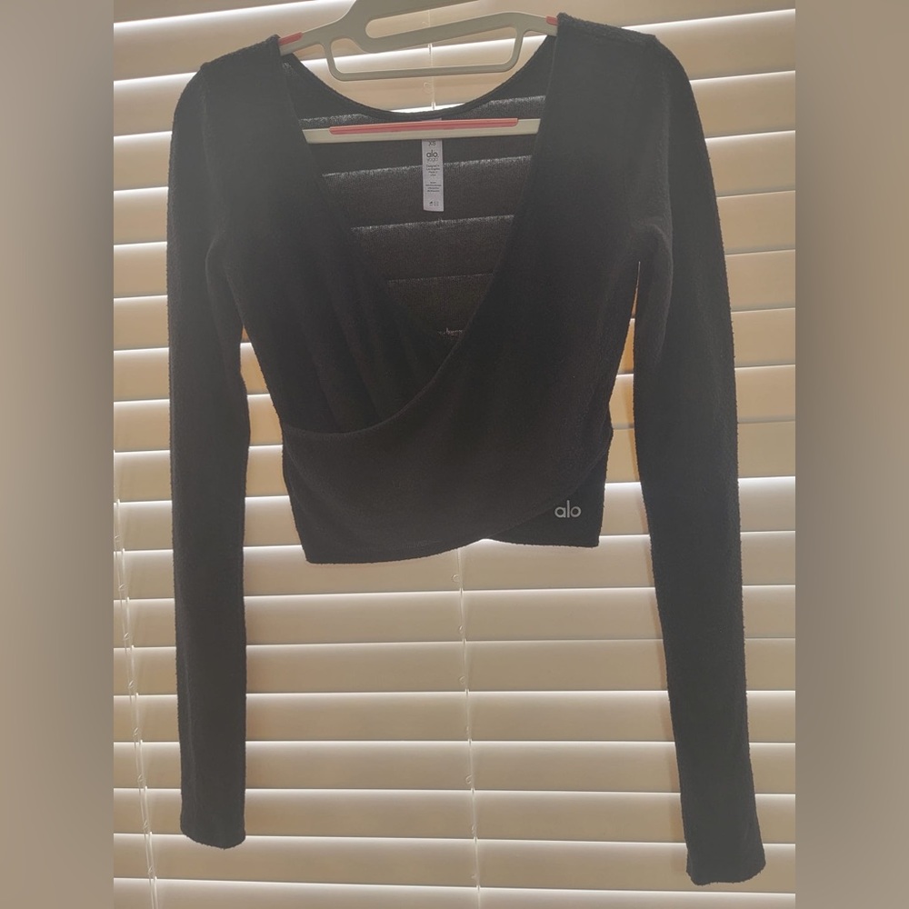 ALO YOGA
Cover Long Sleeve Top
Size XS/S Color Black